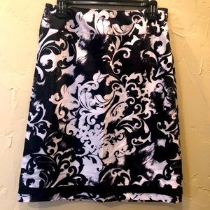 East 5th skirt, size 8, black/white print.